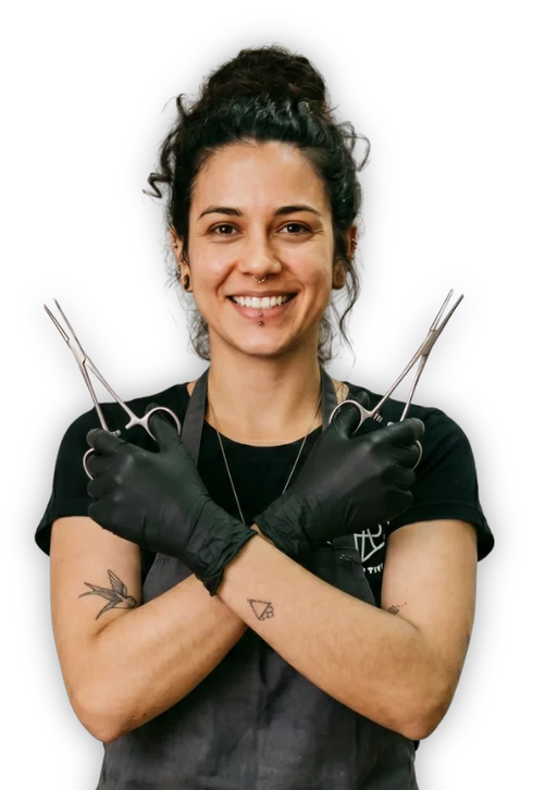 Body Piercer profissional segurando pinças cirúrgicas