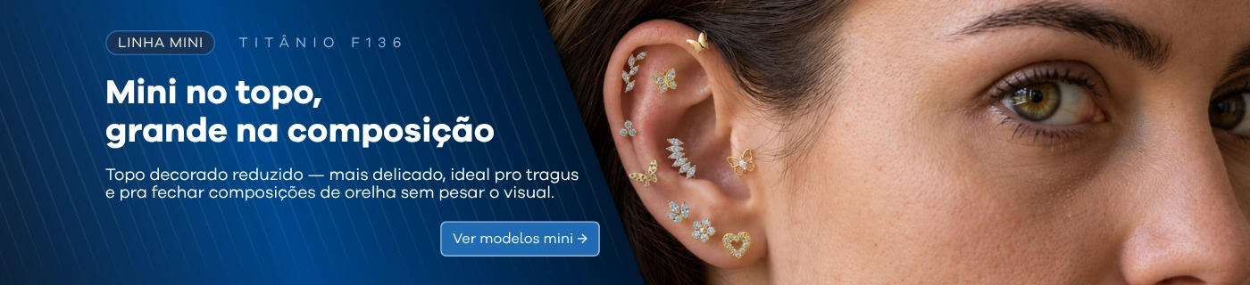 Linha Mini Titânio F136 — Mini no topo, grande na composição. Topo decorado reduzido, mais delicado, ideal pro tragus e pra fechar composições de orelha.